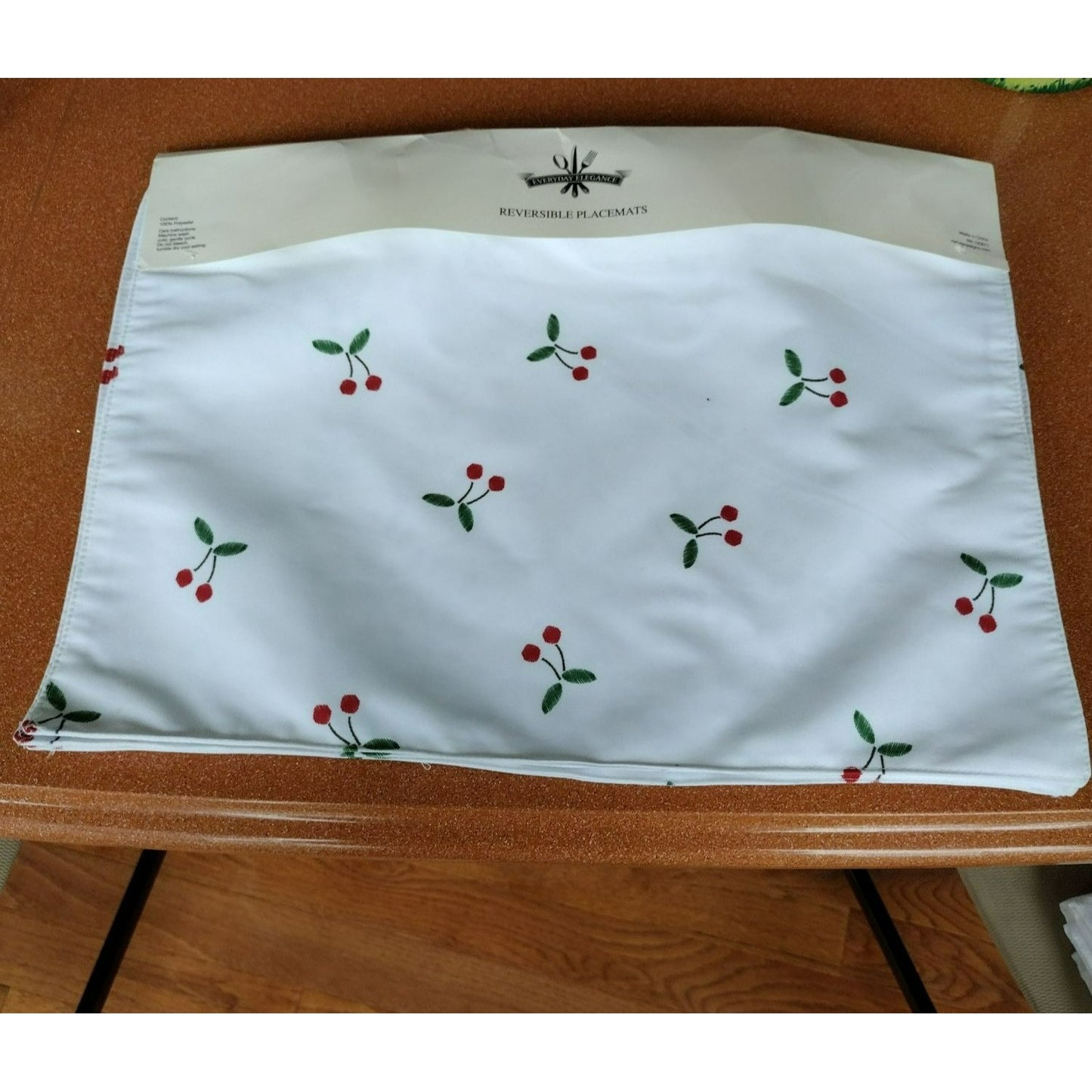 Reversible Fabric Placemats, Set of 4, Bee Vine Leaves Cherry Polyester NEW